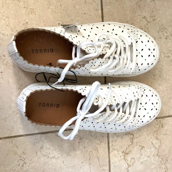 Torrid 9 W Faux Leather Laser Cut Lace Up Sneaker Casual Shoes Scalloped White - Picture 4 of 15